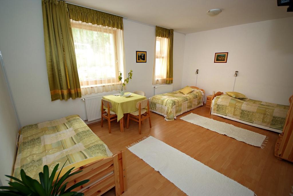 Centrum Apartmanhaz Pécs Buitenkant foto