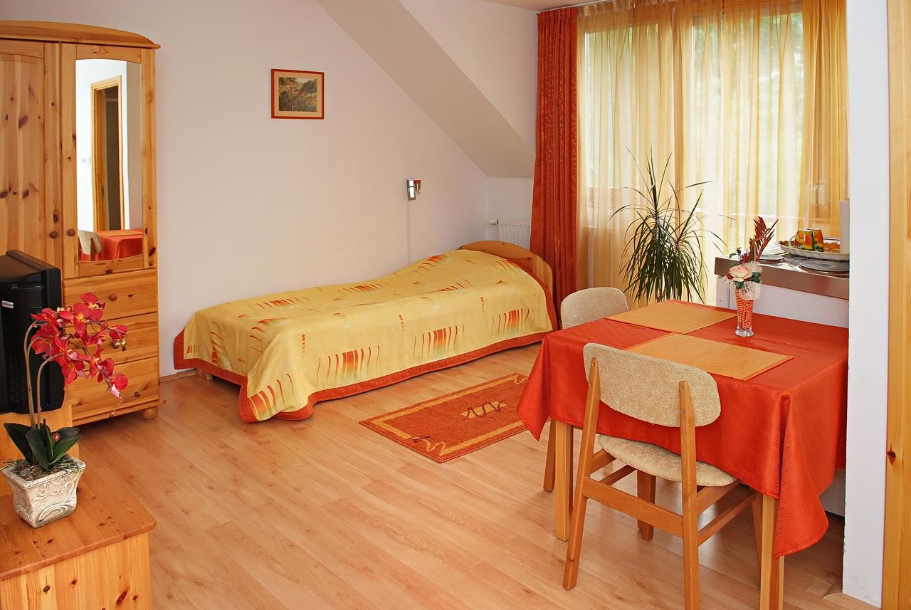 Centrum Apartmanhaz Pécs Buitenkant foto