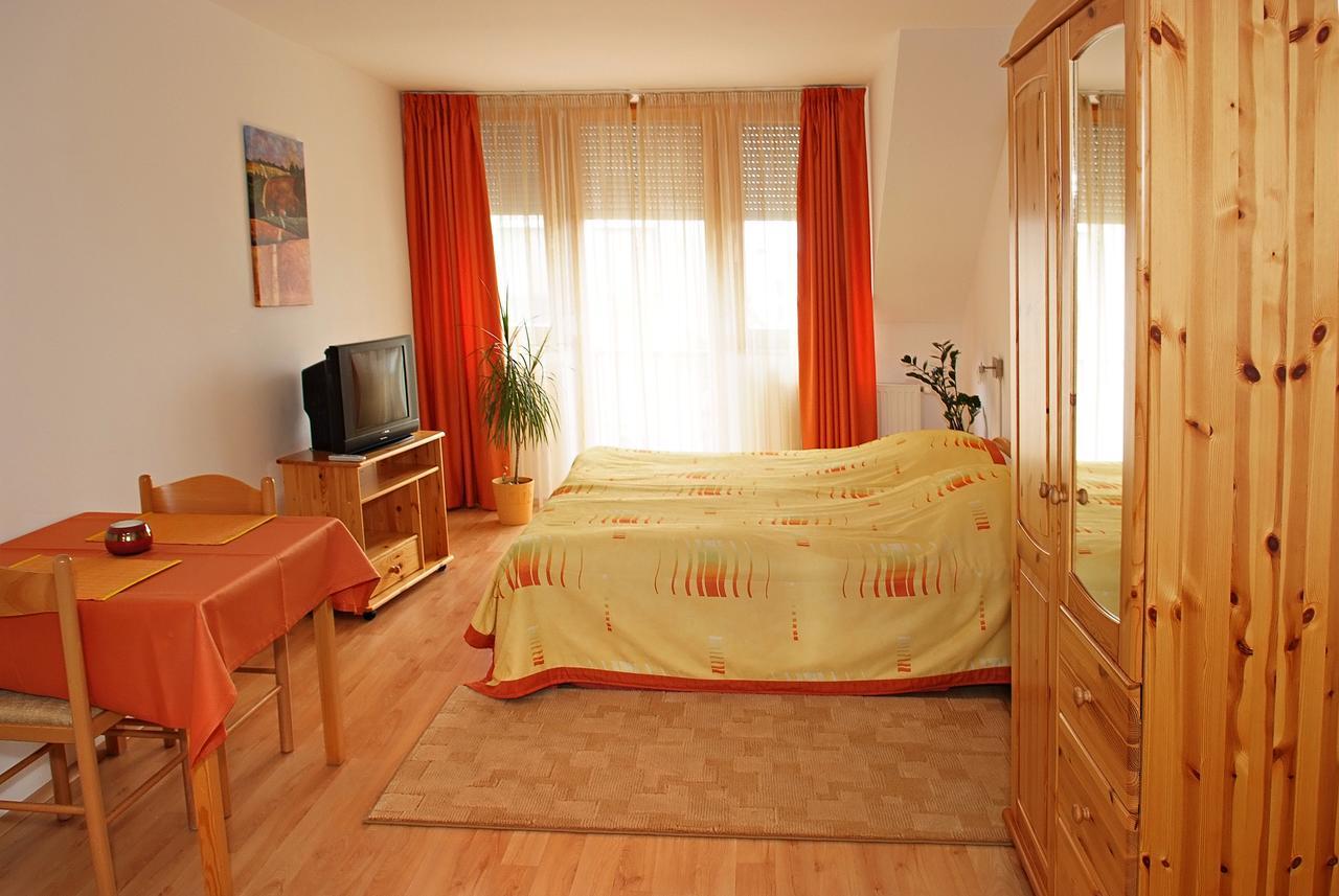 Centrum Apartmanhaz Pécs Buitenkant foto